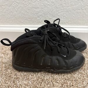 Boy kids Nike black shoes size 9c little posite one
